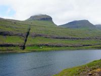 Funningsfjørður mit geschichteten Bergen, durchzogen von Klüften_Insel Eysturoy